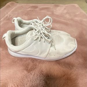 White Nike roshe sneakers